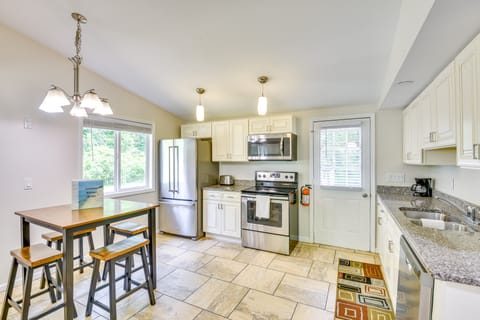 2 Mi to Warren Dunes: Sawyer Apartment w/ Deck! Apartment in Sawyer