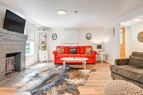 Cabin w/ Fire Pit - 7 Mi to Downtown Carrollton! House in Alabama