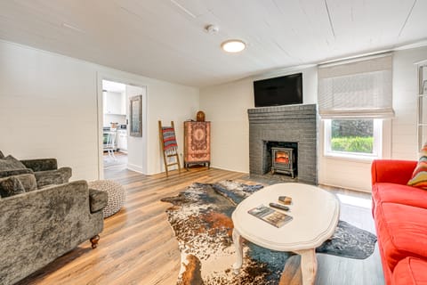 Cabin w/ Fire Pit - 7 Mi to Downtown Carrollton! House in Alabama