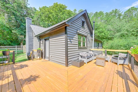 Cabin w/ Fire Pit - 7 Mi to Downtown Carrollton! House in Alabama