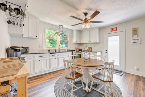 Cabin w/ Fire Pit - 7 Mi to Downtown Carrollton! House in Alabama