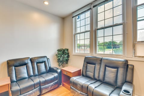 Cozy Couples’ Getaway < 2 Mi to Lake Michigan! Apartment in Sawyer