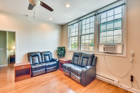 Cozy Couples’ Getaway < 2 Mi to Lake Michigan! Apartment in Sawyer