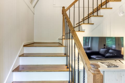 Family-Friendly Dadeville Cabin w/ Hot Tub & Porch House in Lake Martin