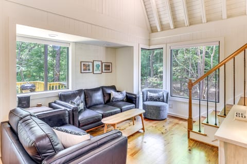 Family-Friendly Dadeville Cabin w/ Hot Tub & Porch House in Lake Martin