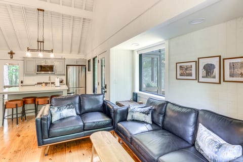 Family-Friendly Dadeville Cabin w/ Hot Tub & Porch House in Lake Martin