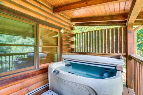Cozy Cabin w/ Hot Tub < Half-Mi to Douglas Lake! House in Douglas Lake