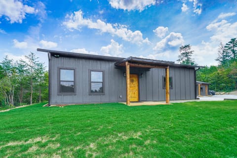 Hot Tub & Mtn Views: Pet-Friendly Englewood Cabin House in Tennessee