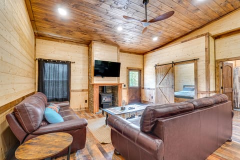 Hot Tub & Mtn Views: Pet-Friendly Englewood Cabin House in Tennessee