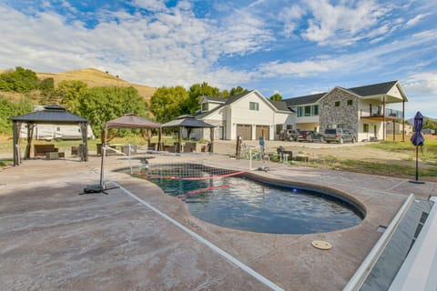 Near Snowmobiling: Home on Scenic Cub River! House in Idaho