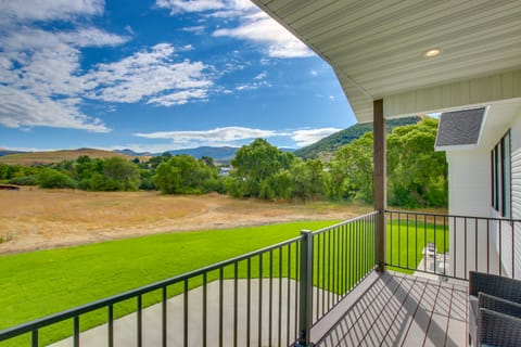 Near Snowmobiling: Home on Scenic Cub River! House in Idaho