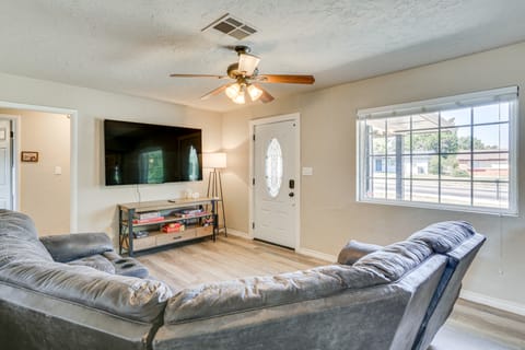 4 Mi to Museum of the Great Plains: Lawton Home! House in Lawton