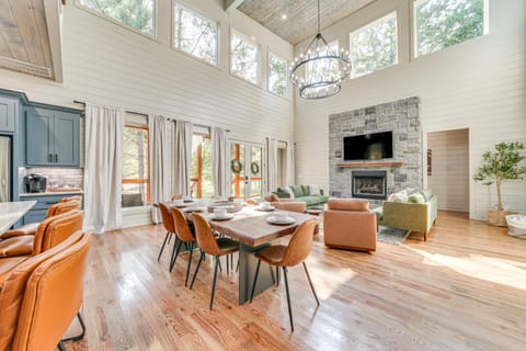 Deluxe Riverfront Cabin in Broken Bow w/ Hot Tub! House in Arkansas