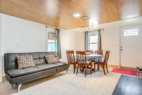 Aurora Abode: 7 Mi to Dtwn Denver! House in Aurora