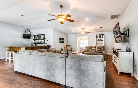 Spacious Micanopy Farmhouse w/ Luxurious Pool! House in Florida