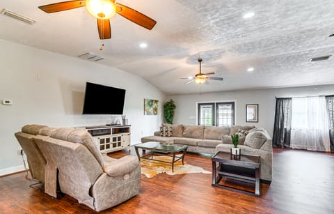 Spacious Micanopy Farmhouse w/ Luxurious Pool! House in Florida