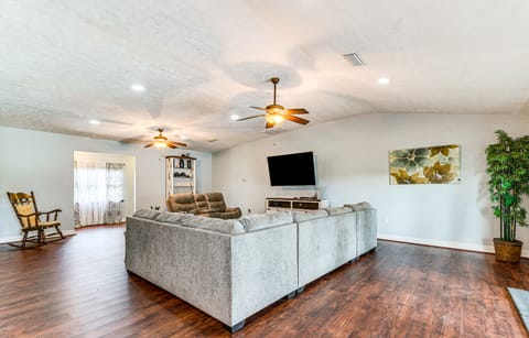 Spacious Micanopy Farmhouse w/ Luxurious Pool! House in Florida