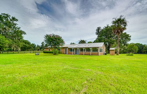 Spacious Micanopy Farmhouse w/ Luxurious Pool! House in Florida