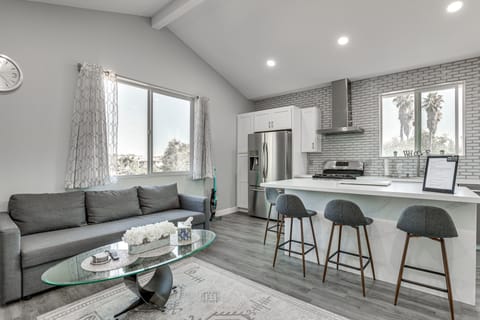 2 Mi to Downtown Escondido: Apt w/ Balconies Apartment in San Marcos