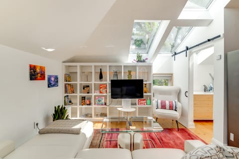 Pet-Friendly Minneapolis Studio: Walk to Lake! Apartment in Minneapolis