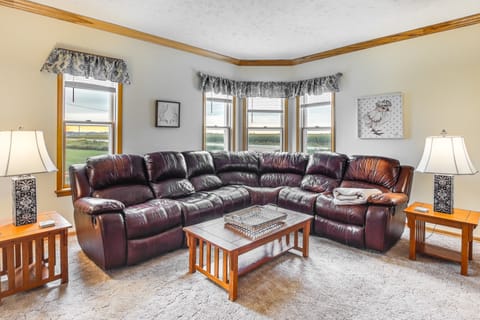 Marion Retreat w/ Patio, Grills & Fire Pit House in Iowa