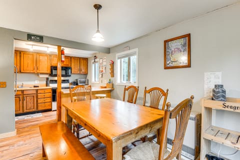 West Dover Townhome: Hot Tub, 2 Mi to Mount Snow! Apartment in West Dover