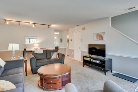 Seneca Escape w/ Screened Patio: Near Lakes! Apartment in Lake Keowee