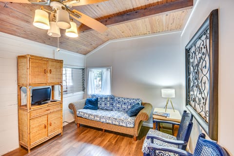 Cozy Cottage w/ Deck: Walk to Lake of the Ozarks! Cottage in Lake of the Ozarks