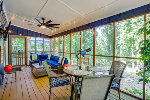 Waterfront Retreat on a Lake Lanier Cove w/ Dock Cottage in Lake Lanier