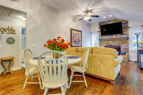 Waterfront Retreat on a Lake Lanier Cove w/ Dock Cottage in Lake Lanier