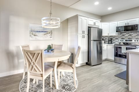 Sunny San Diego Condo w/ Pool Access Near Wineries Apartment in Rancho Bernardo