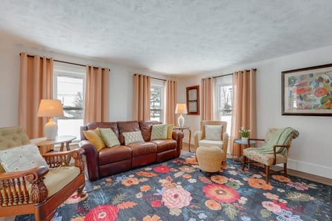 'City Girl Farmhouse' in Hudsonville w/ Hot Tub House in Hudsonville