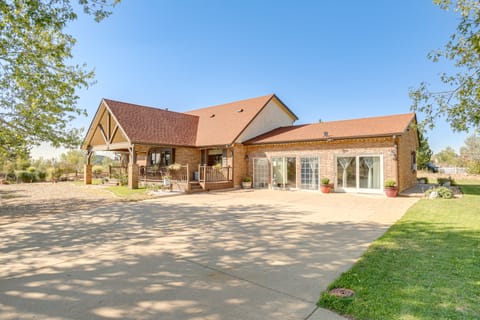 Scenic Aurora Studio on 3 Acres: Easy 1-70 Access Apartment in Aurora