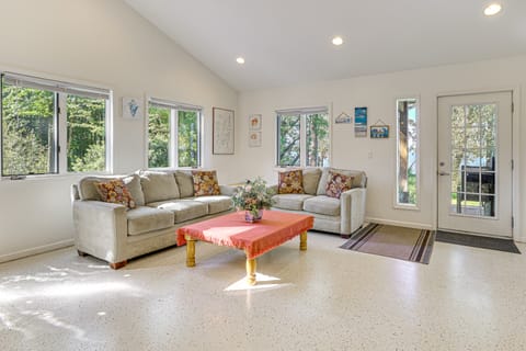 Lake Champlain Retreat w/ Grill, Fire Pit! House in Lake Champlain