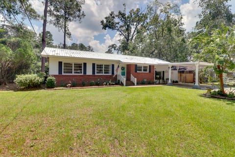 Valdosta Home: Bar, BBQ, Fire Pit + More! House in Valdosta