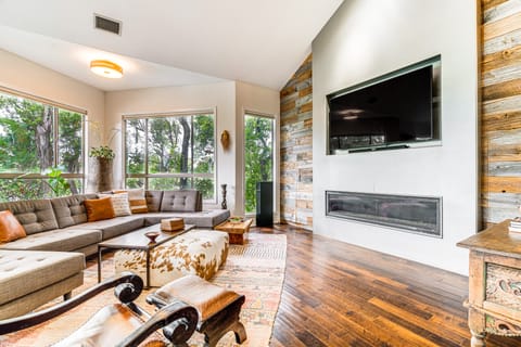 7 Mi to Zilker Park: Oasis w/ Pool & Patio House in Lake Austin