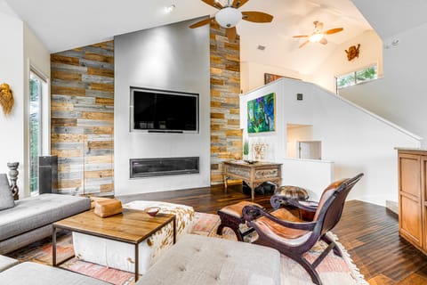 7 Mi to Zilker Park: Oasis w/ Pool & Patio House in Lake Austin