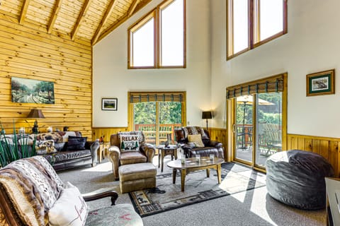 Deck & Mtn Views: Log Cabin By Snowshoe Mountain! House in Shenandoah Valley