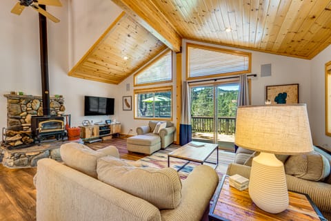 Sunny Cabin: 1 Mi to Tahoe Donner Resort! House in Truckee