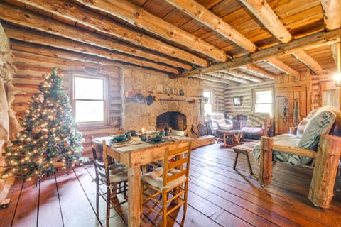1800s Romantic Cabin! Fireplace + 3 Jacuzzi Tubs House in Ohio