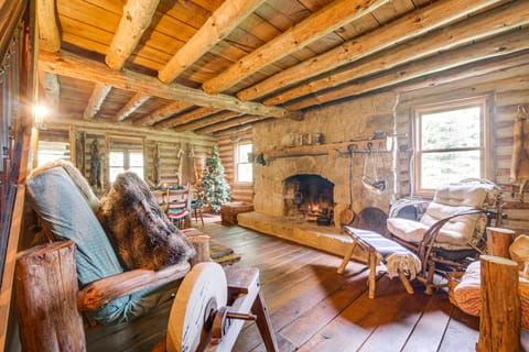 1800s Romantic Cabin! Fireplace + 3 Jacuzzi Tubs House in Ohio
