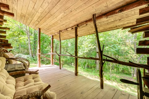 1800s Romantic Cabin! Fireplace + 3 Jacuzzi Tubs House in Ohio