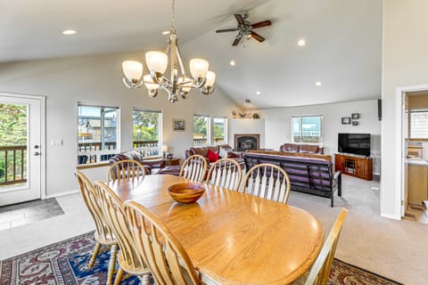 Coastal Oregon Home: Walk to Dock! House in Newport