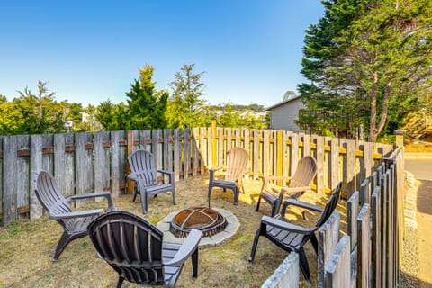 Coastal Oregon Home: Walk to Dock! House in Newport