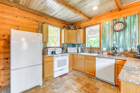 Bryson City Cabin: Hot Tub + Mtn View! House in Swain County