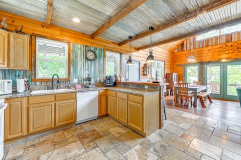 Bryson City Cabin: Hot Tub + Mtn View! House in Swain County