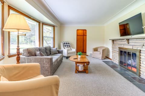 Home ~ 17 Mi to Detroit w/ Patio & Grill! House in Southfield