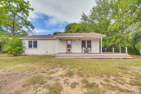 Rural Spiro Getaway w/ Private Deck! Cottage in Arkansas