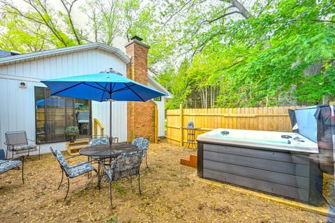 Benton Harbor Home 3 Mi to Beach: Grill & Yard House in Lake Michigan Beach