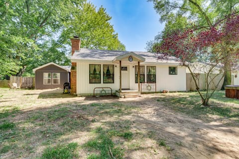 Benton Harbor Home 3 Mi to Beach: Grill & Yard House in Lake Michigan Beach